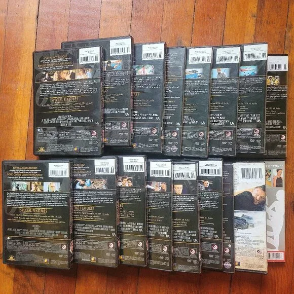 Lot 17 Ultimate Edition James Bond DVDs - Picture 6 of 6